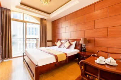 King-Zimmer mit Balkon — Hung Thanh Airport Hotel - Gần Siêu Thị Vincom